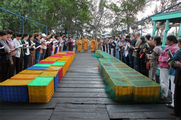 Đoàn Từ Thiện Chùa Hưng Phước Phóng Sanh Cá_Lần 2-2016 Và Tu Một Ngày Tại Chùa Hưng Phước_27-03-2016